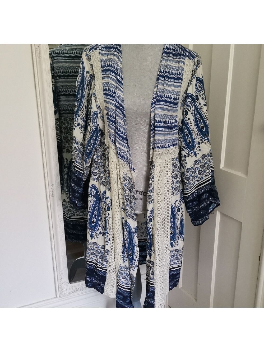 California Moonrise Beachy Floral Boho Lace Kimona Cover Up. Size L.